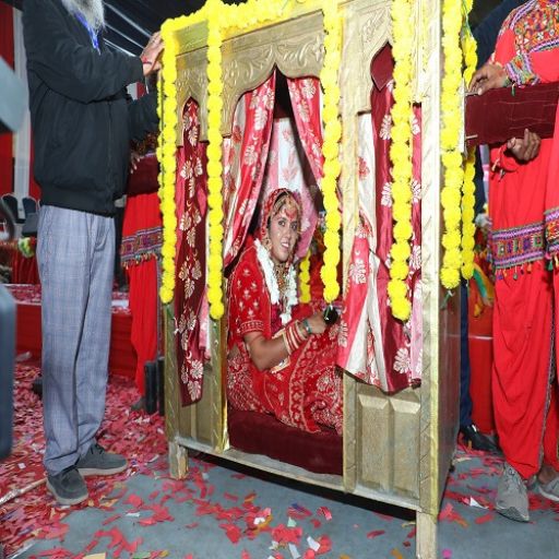 新婚夫婦出席婚禮支持香港關懷非政府組織